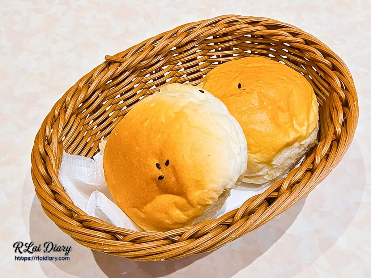豐芳牛排排餐附贈的金黃手工餐包