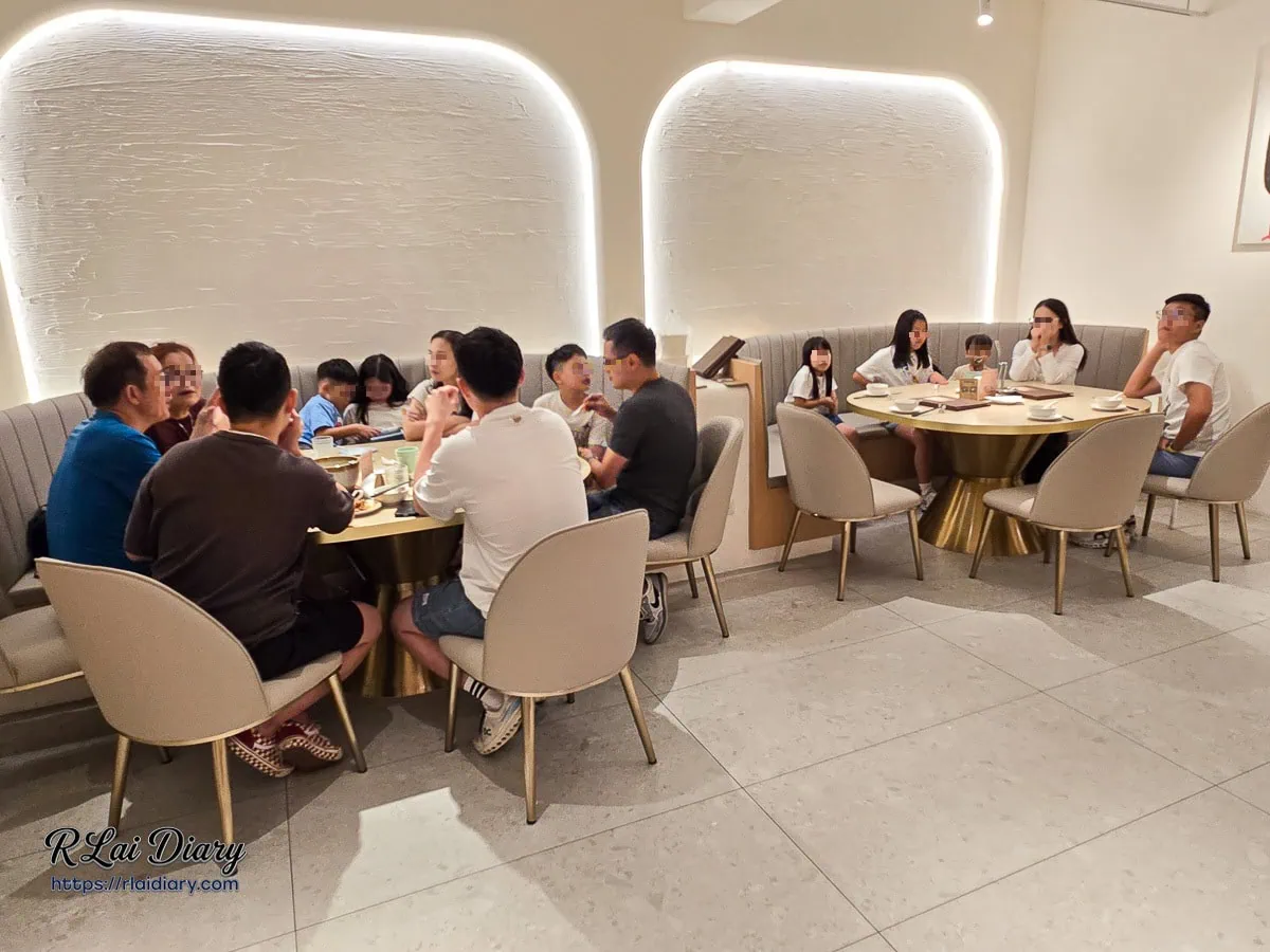 GOGOGA 適合家庭聚餐的二樓弧形沙發圓桌座位區