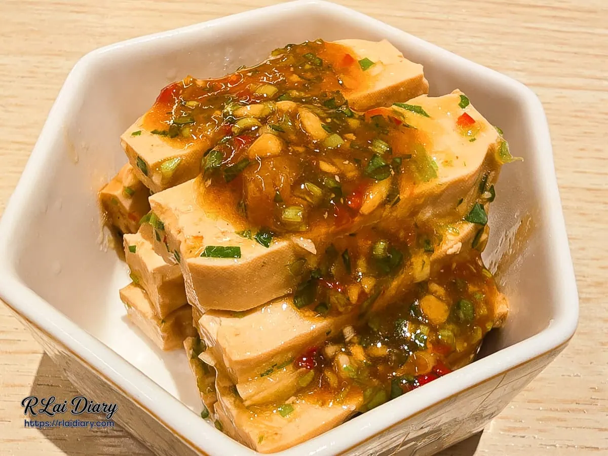 GOGOGA 招牌涼拌前菜五味豆干層次堆疊近照