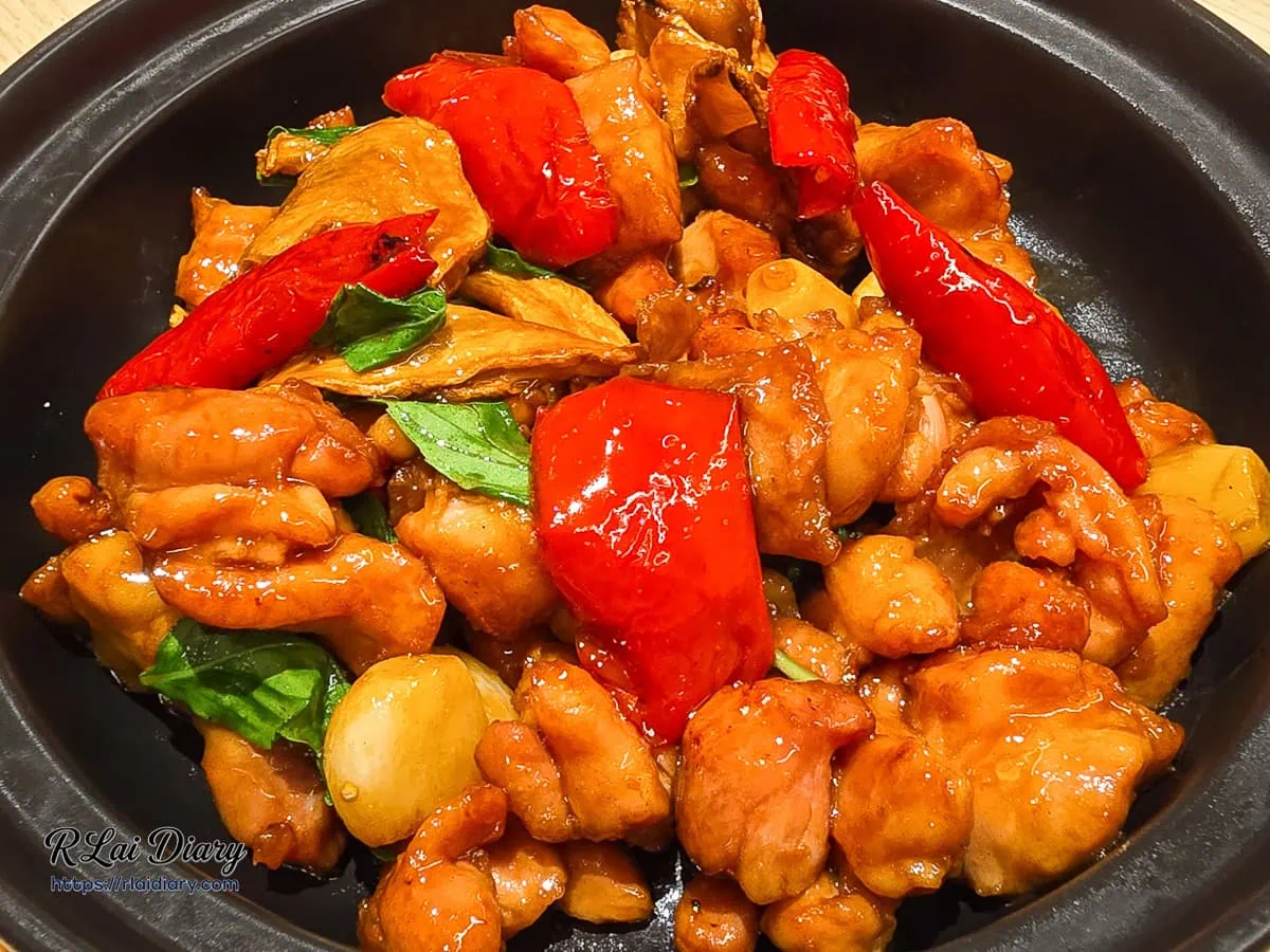 GOGOGA 塔香三杯雞金黃鮮嫩土雞肉與九層塔近照