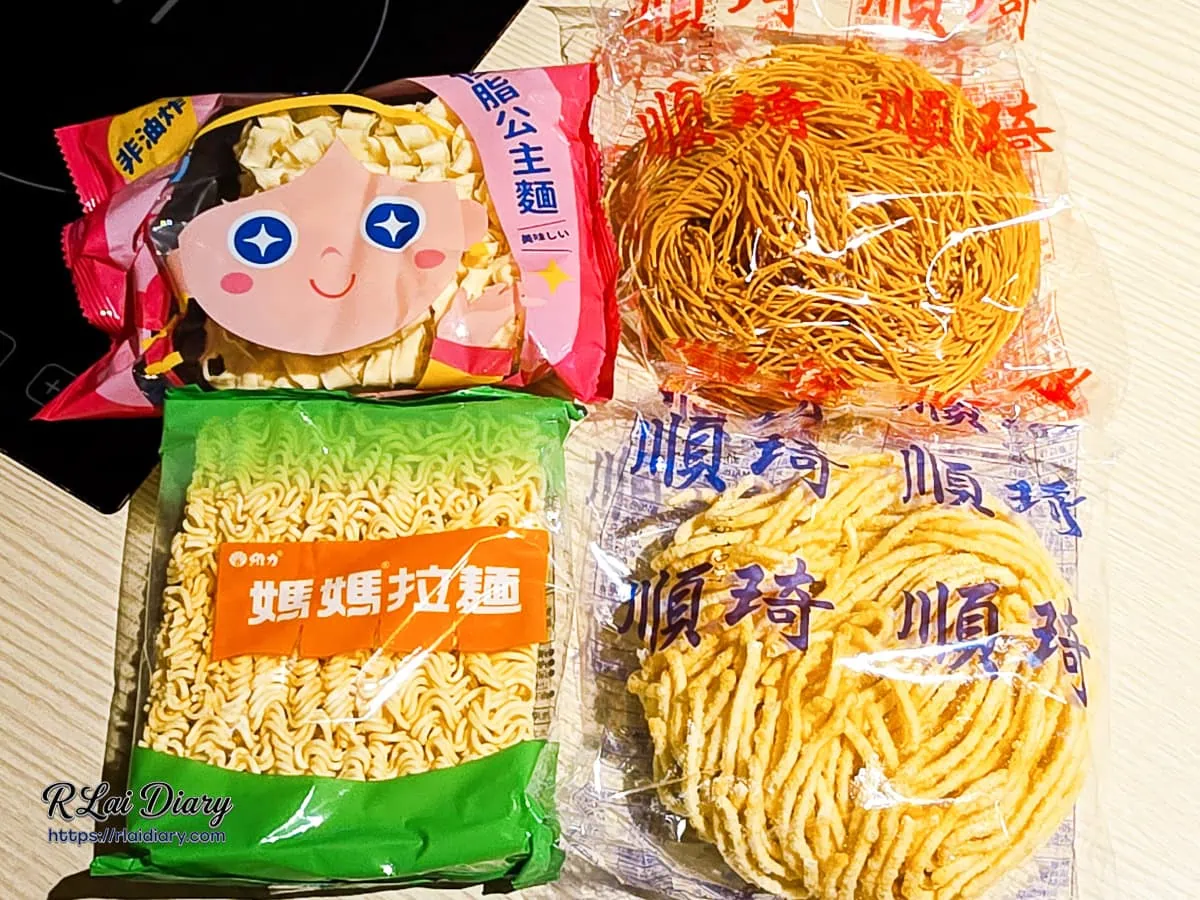 鍋域自助吧吸飽湯汁精華的四款台式經典泡麵麵體