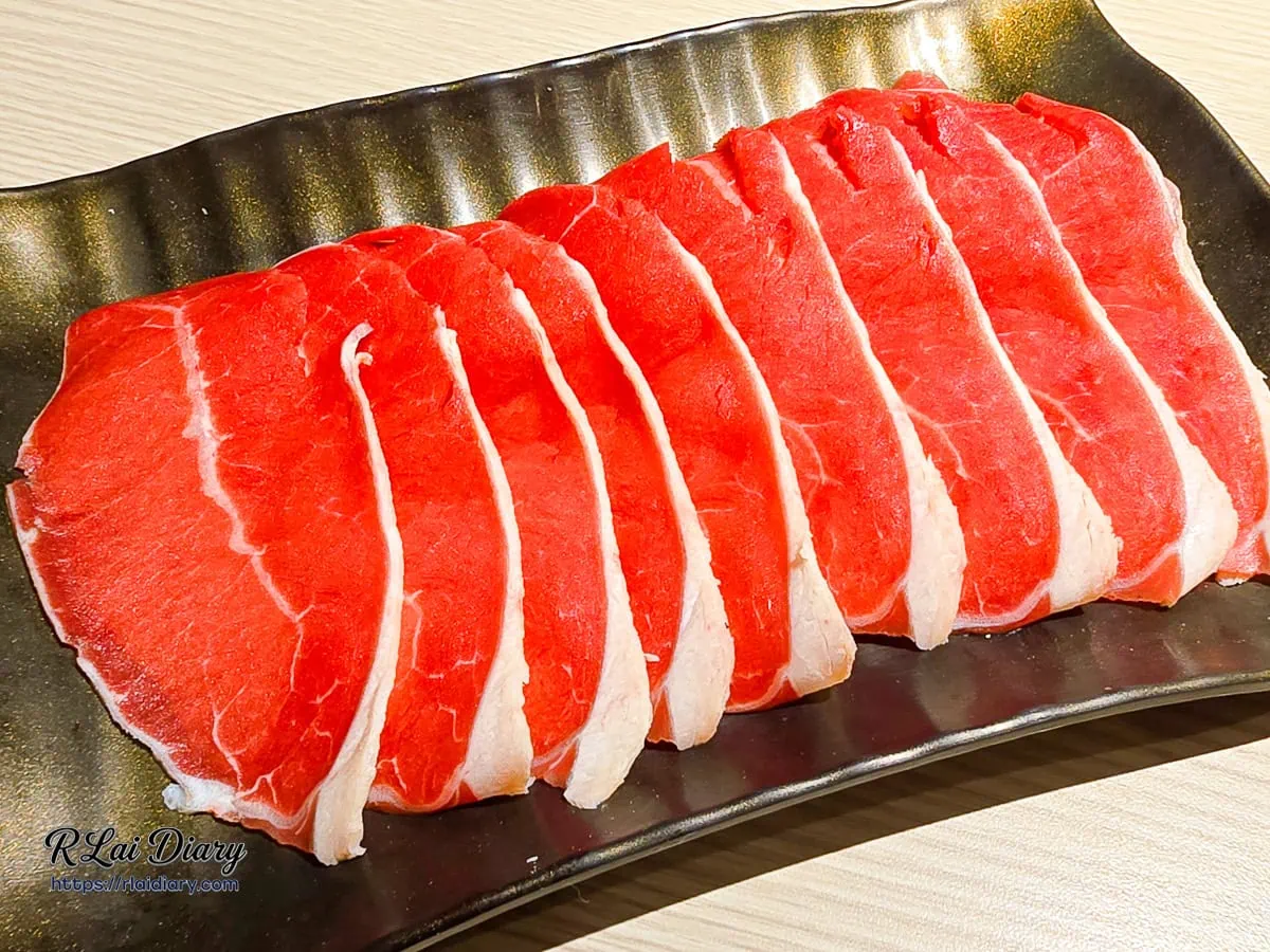 鍋域瘦肉比例高且帶有細緻透明筋的嫩肩牛肉盤