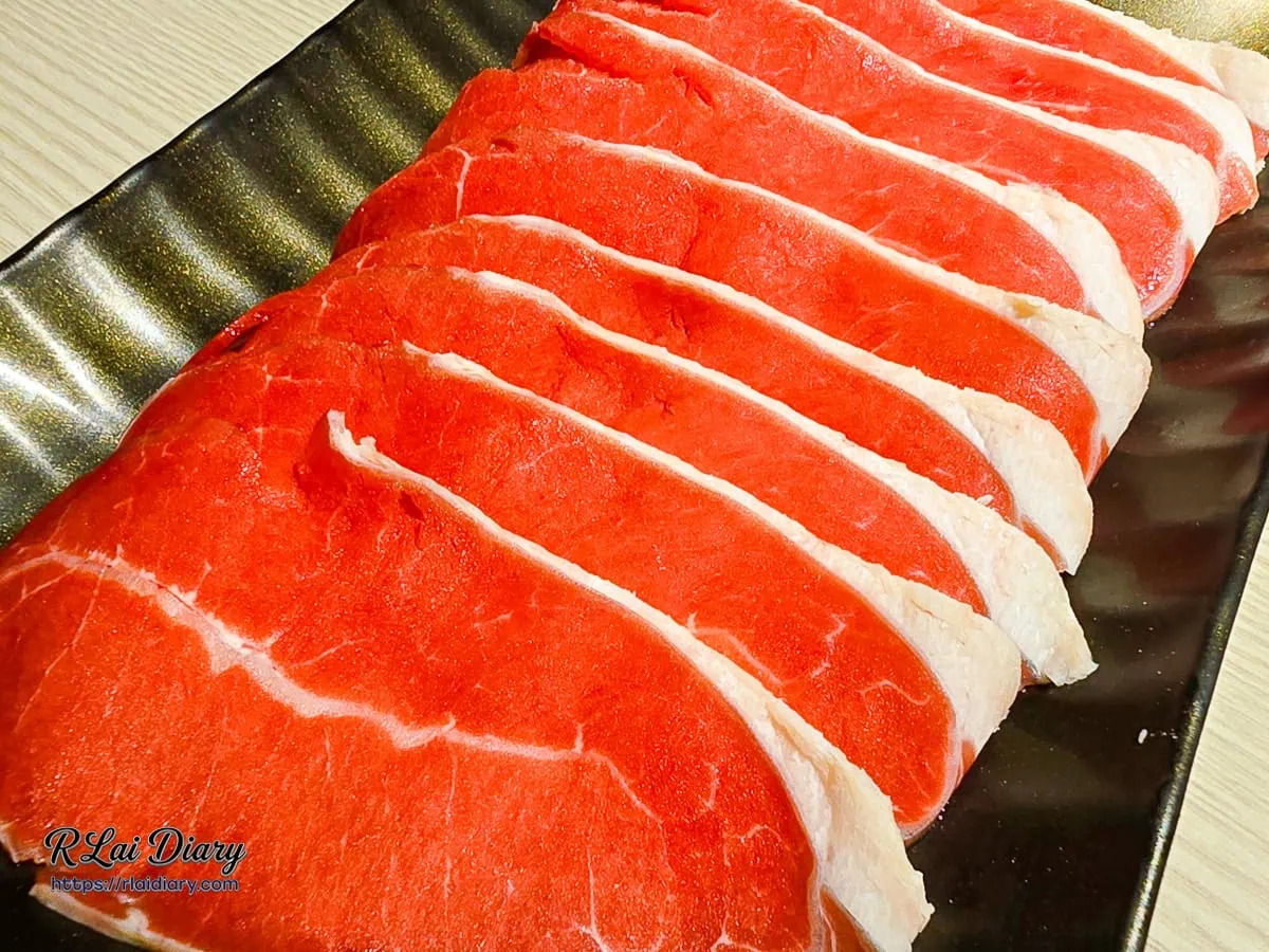 鍋域肉香濃郁扎實的現切嫩肩牛肉片