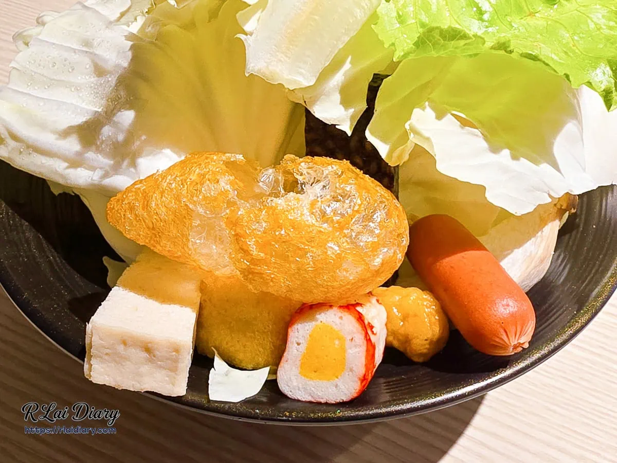 鍋域鮮蔬菜盤內含高麗菜、豆皮與經典火鍋配角