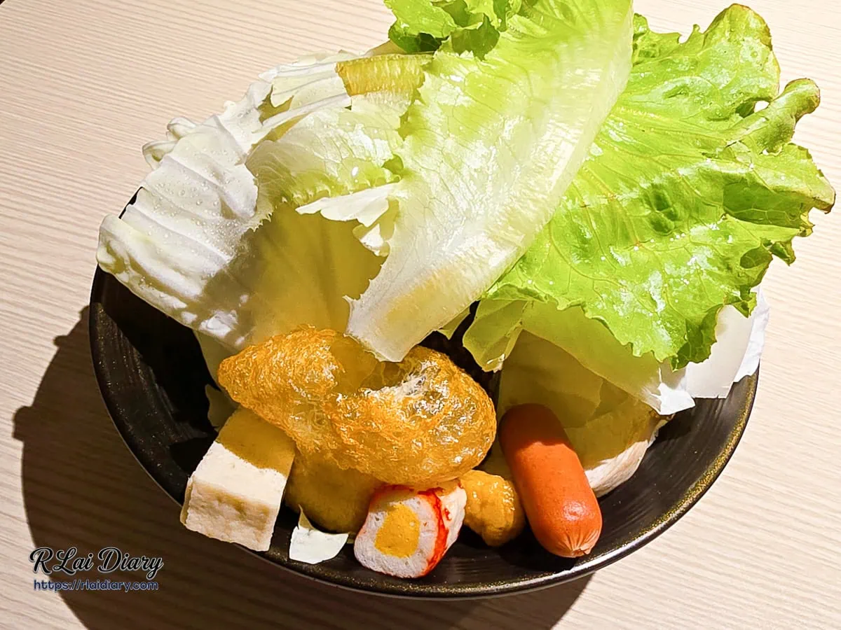 鍋域隨鍋附贈的翠綠精緻鮮蔬菜盤與火鍋料