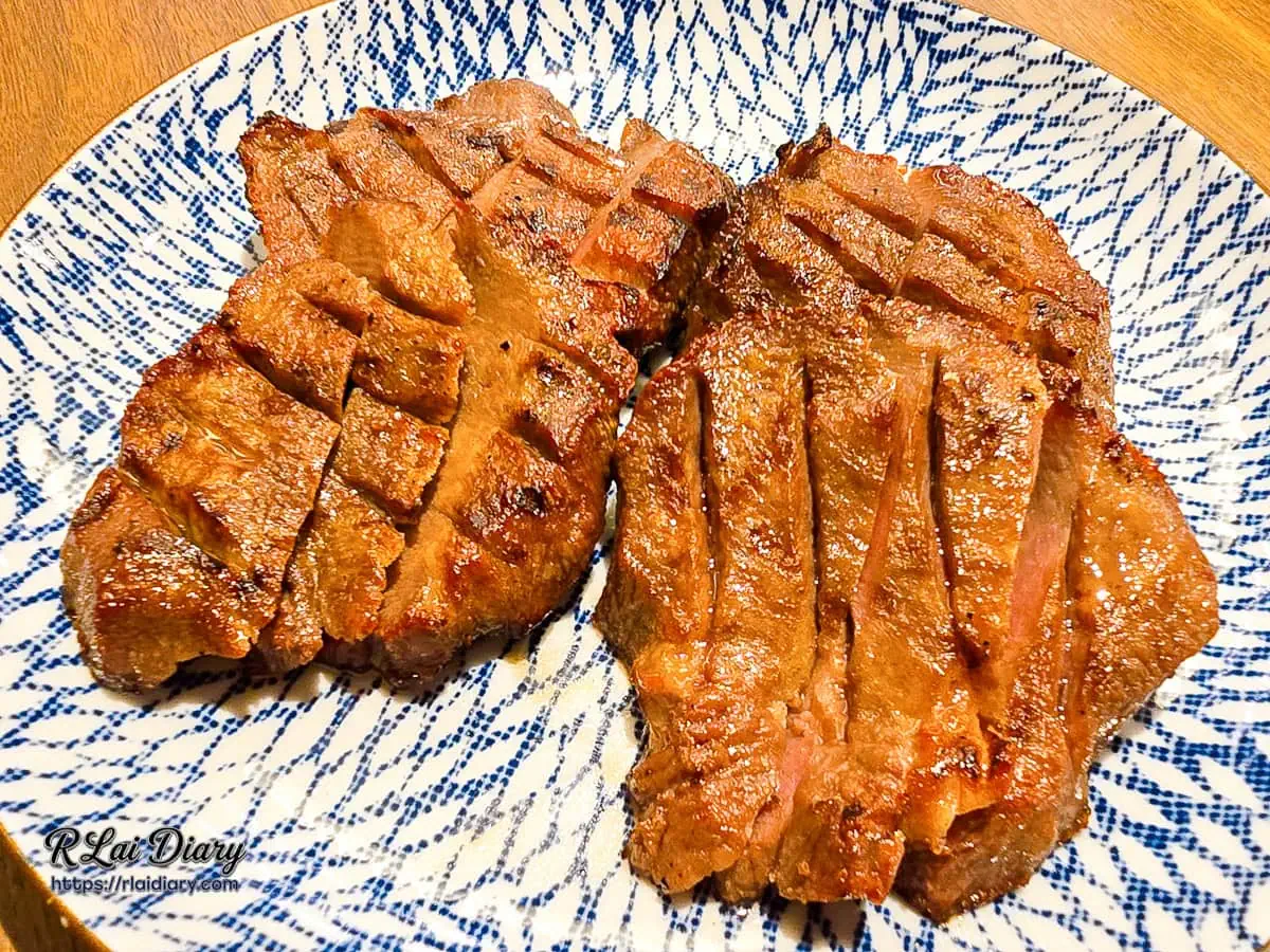 東山經典炭燒牛舌近拍，展現職人高溫炭烤的焦脆色澤