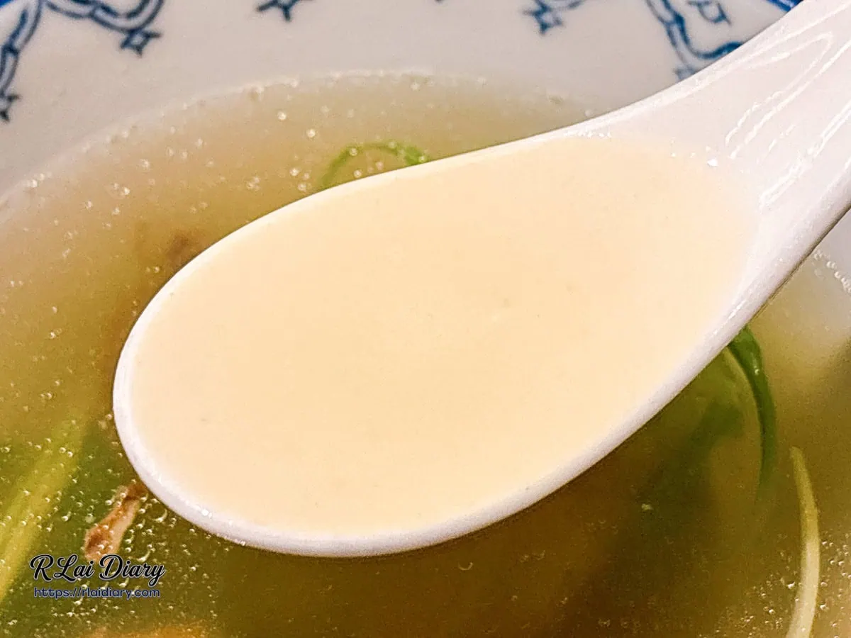 東山炭燒牛舌定食附贈的特製牛舌湯，湯頭清澈甘甜且鮮味濃郁