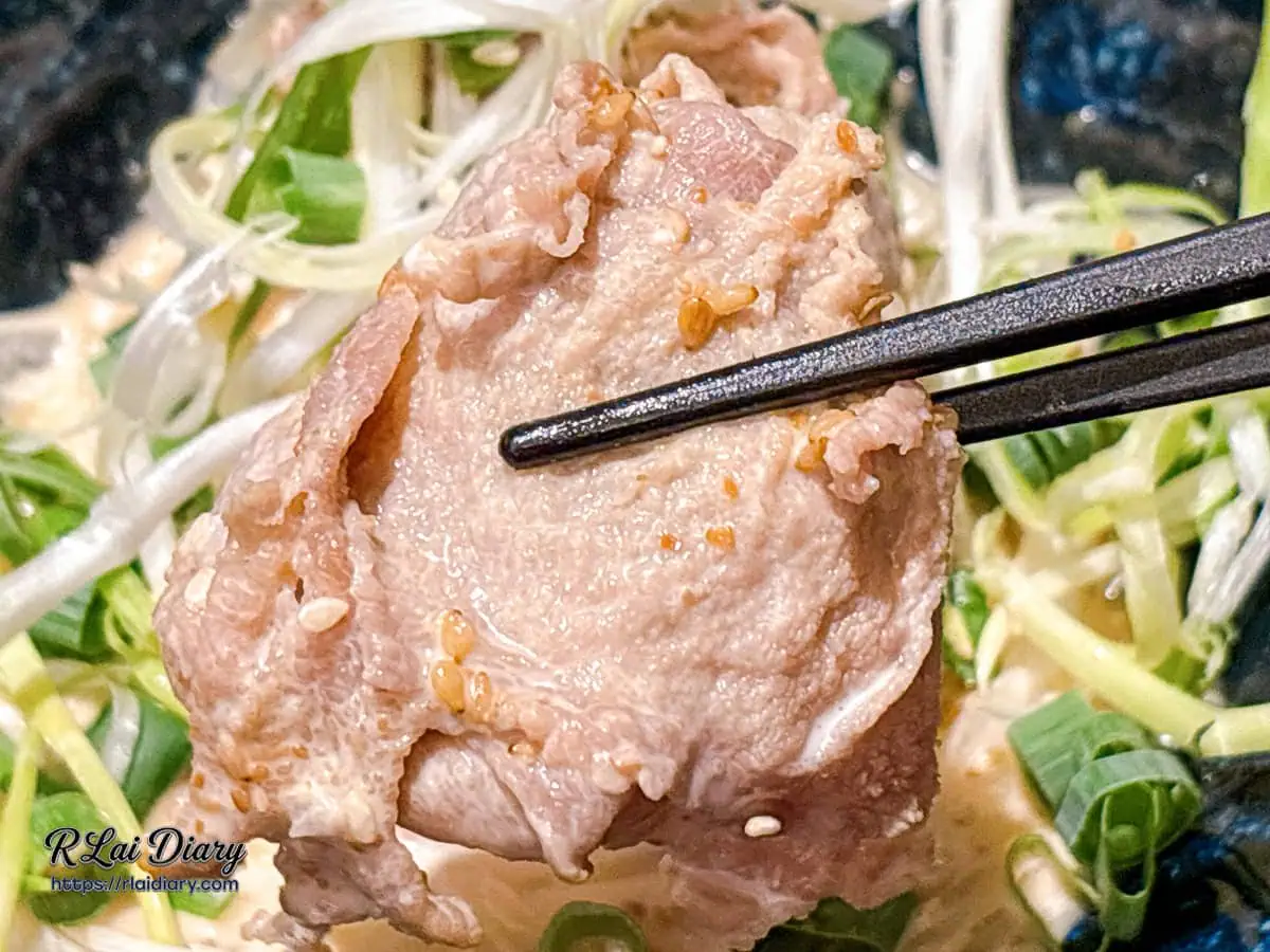夾起粉嫩多汁的東山胡麻冷涮牛舌，沾滿濃郁堅果醬汁特寫
