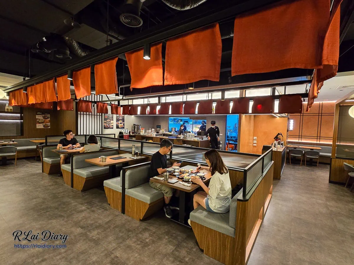東山牛舌台北信義店寬敞舒適的座位區與半開放式工作區