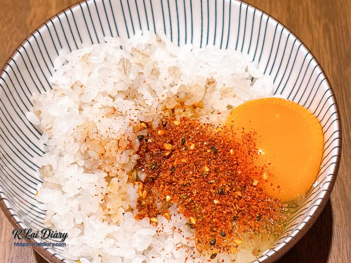 東山牛舌隱藏版神仙吃法：麥飯打入生雞蛋黃並撒上七味粉