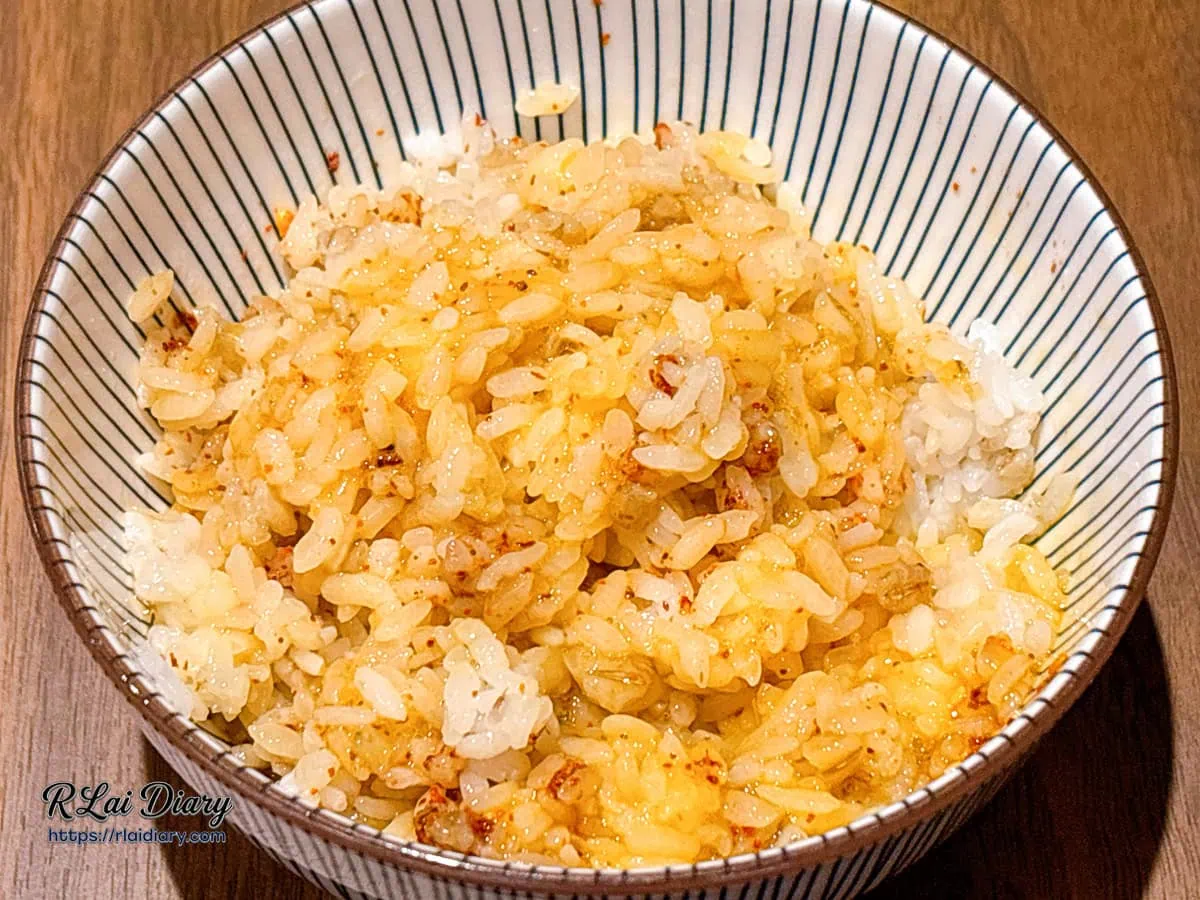 攪拌均勻的日式黃金生雞蛋拌飯，蛋液滑潤香濃適合搭配炭燒牛舌