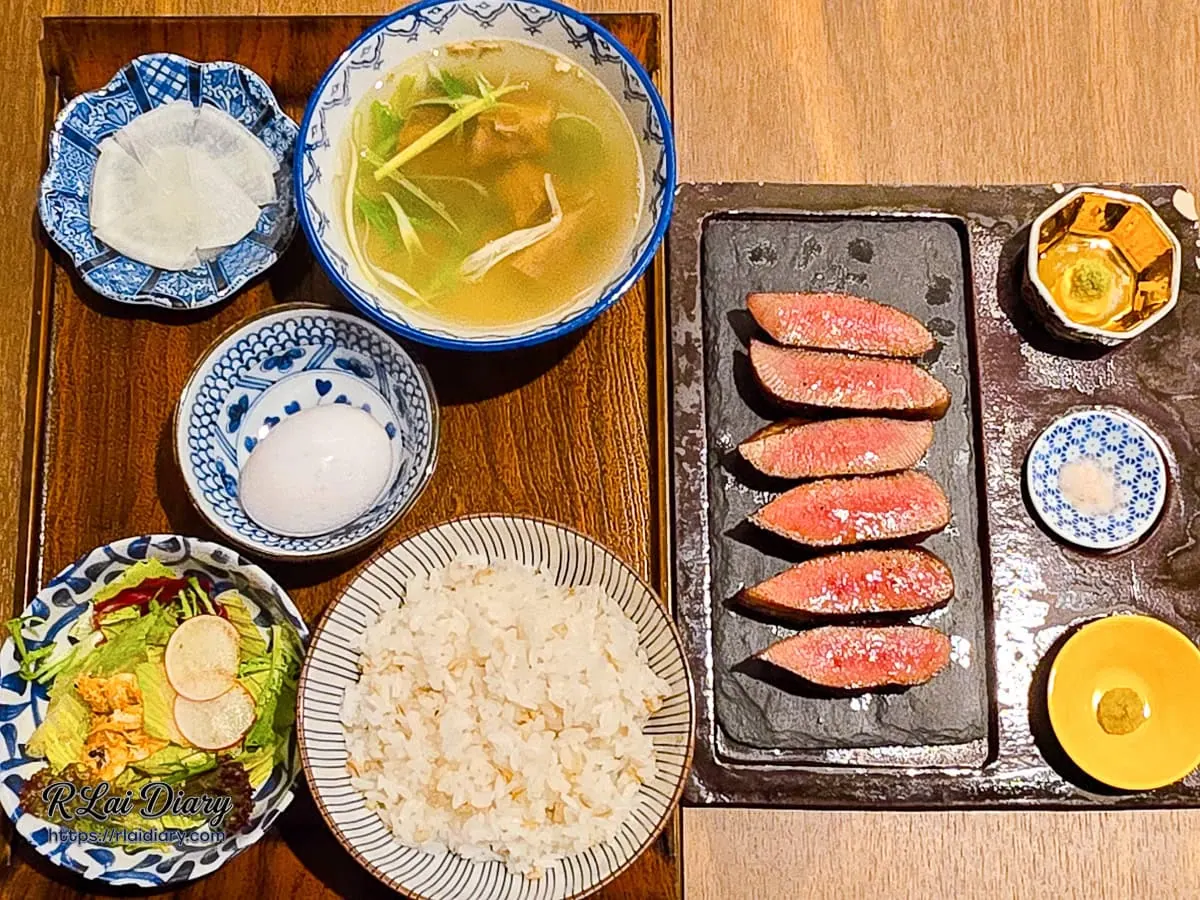 東山極品厚切牛舌定食全景，含麥飯與牛舌湯