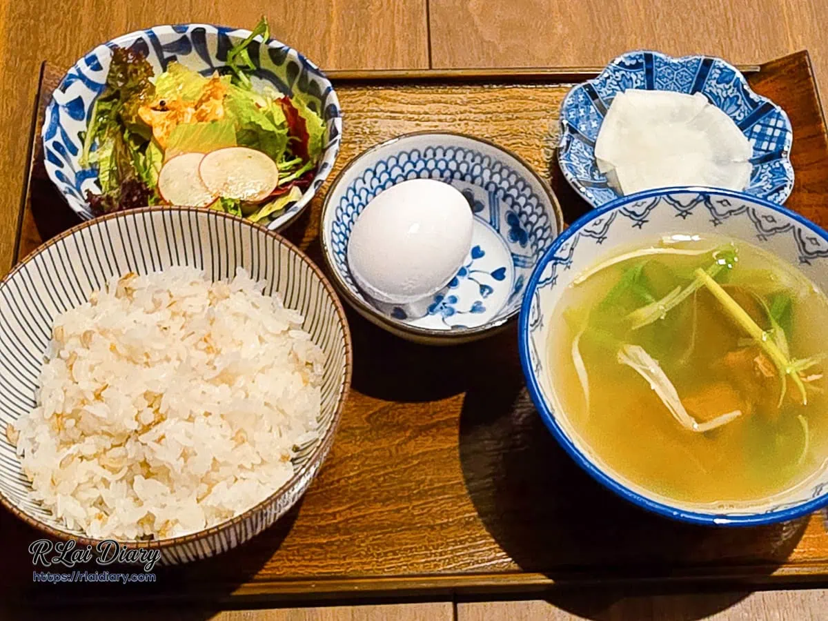 東山牛舌定食豐富配餐：清燉牛舌湯、麥飯、沙拉與生雞蛋