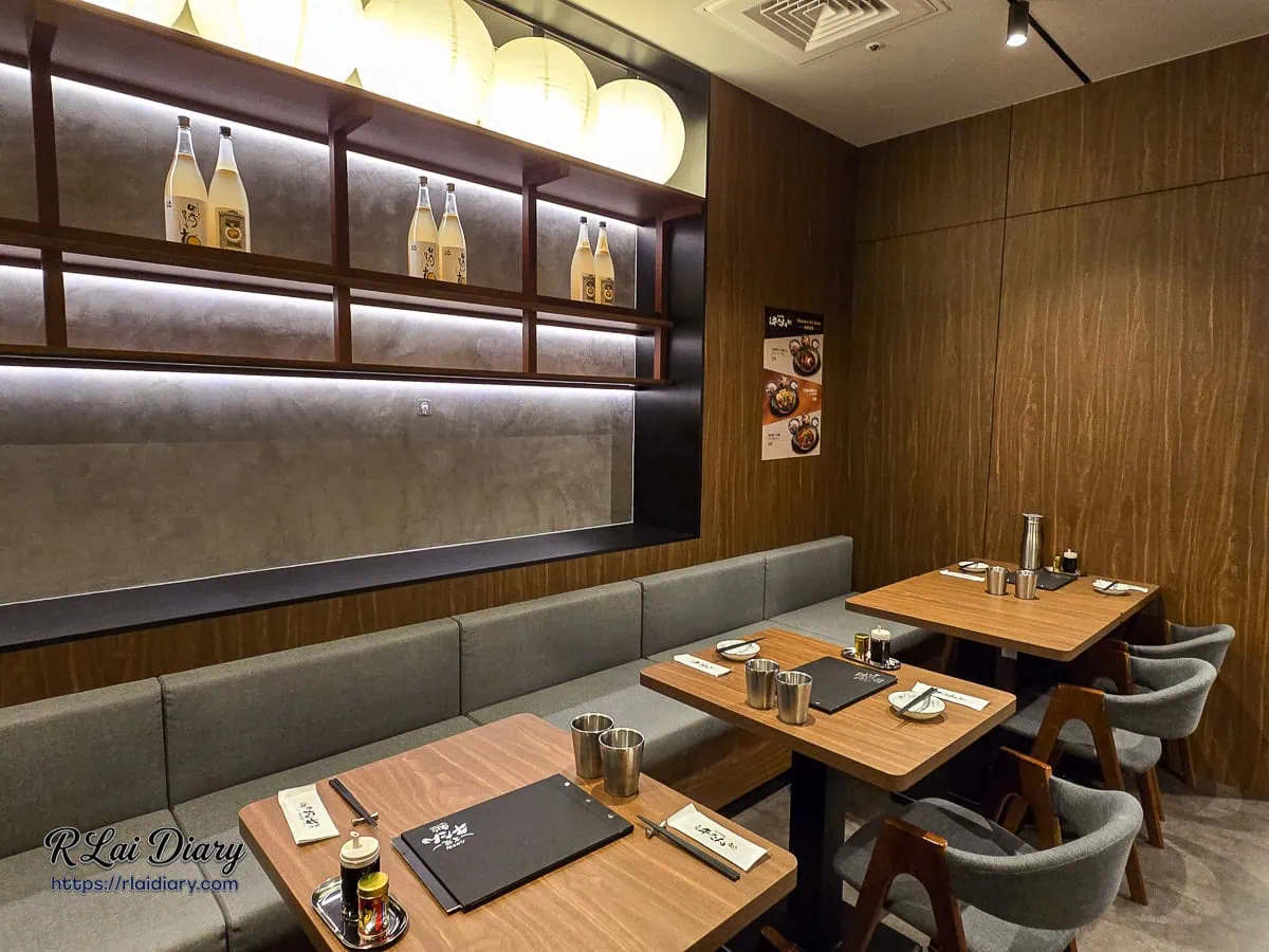 台北東山炭燒牛舌質感沙發座位區與日式清酒展示牆
