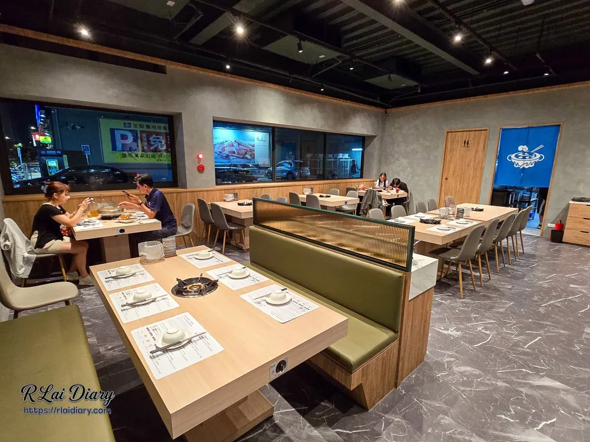 老沙茶潮汕火鍋沙發座位區，適合家庭聚餐與朋友圍爐