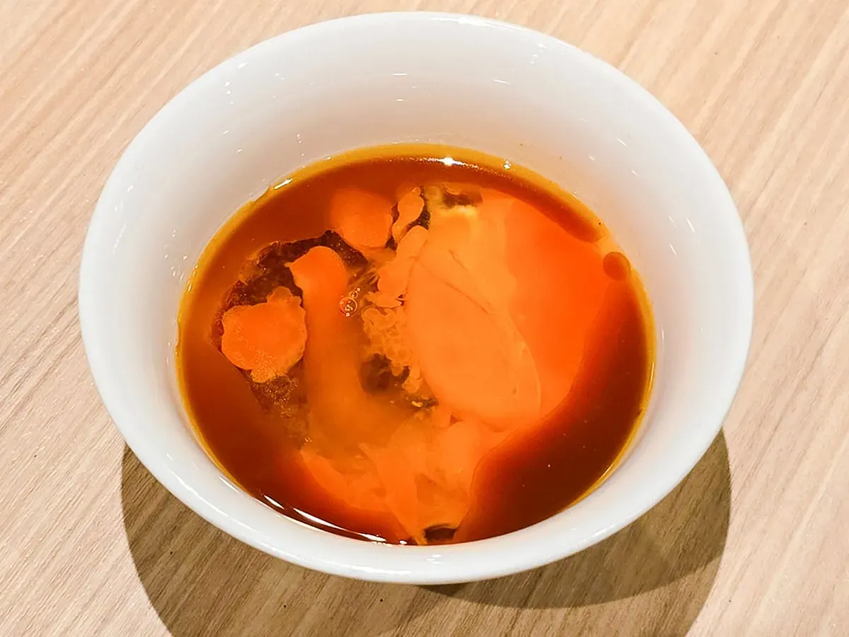 蛋黃拌入特製沙茶醬，老沙茶老饕級吃法