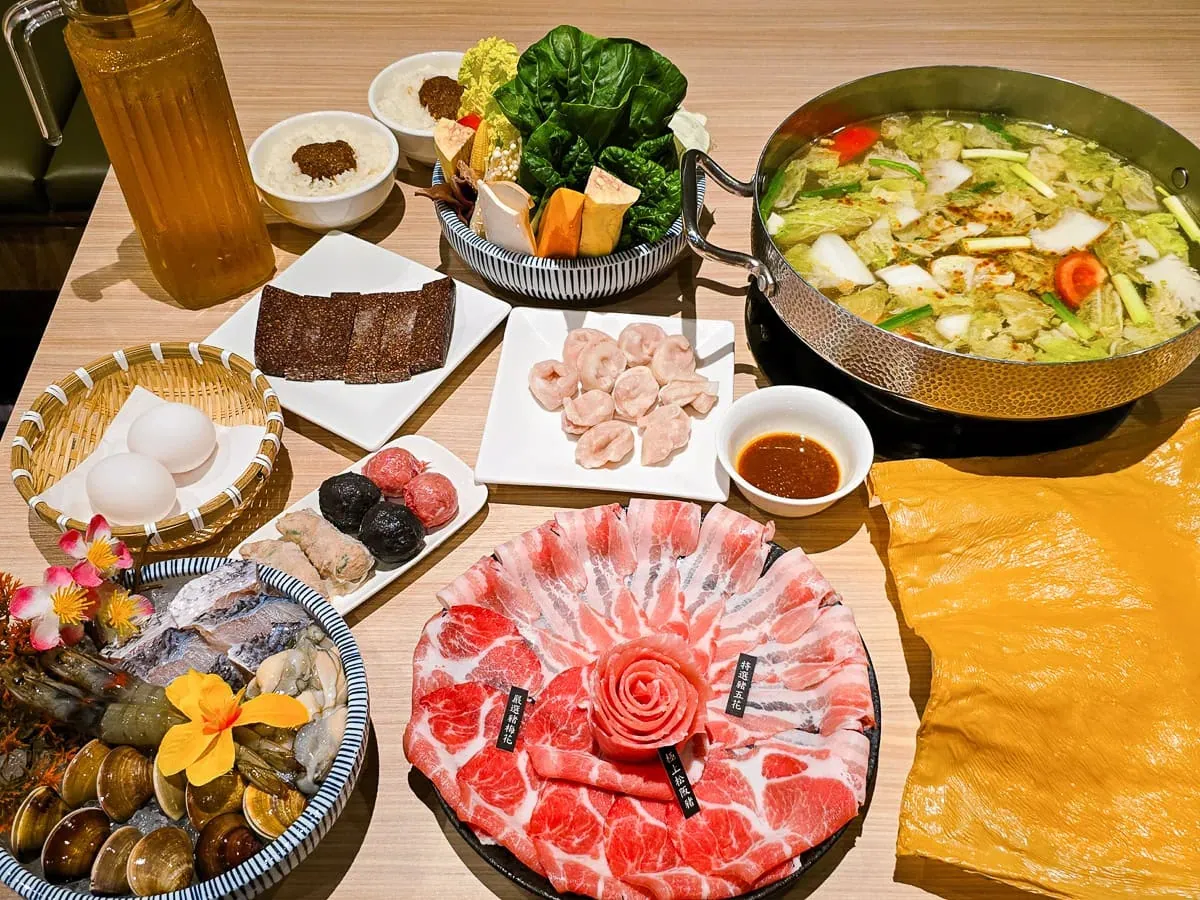 台中北屯老沙茶潮汕火鍋豐富餐點合照,展現高質感潮汕火鍋聚餐首選