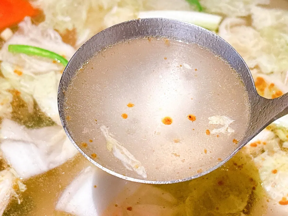 老沙茶醇香扁魚湯頭近照，看得見扁魚與蝦米鮮味