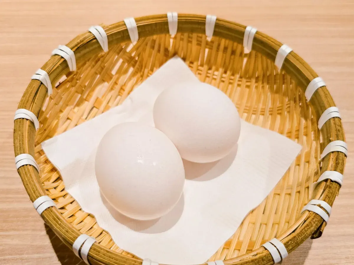 老沙茶隨鍋附贈的新鮮雞蛋，用於製作秘傳蛋沙沾醬