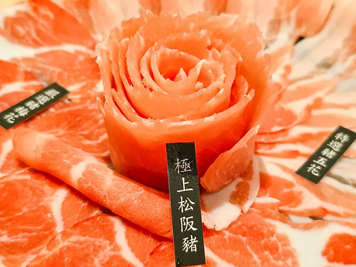 老沙茶極上松阪豬，手工捲成玫瑰花型的高質感肉品
