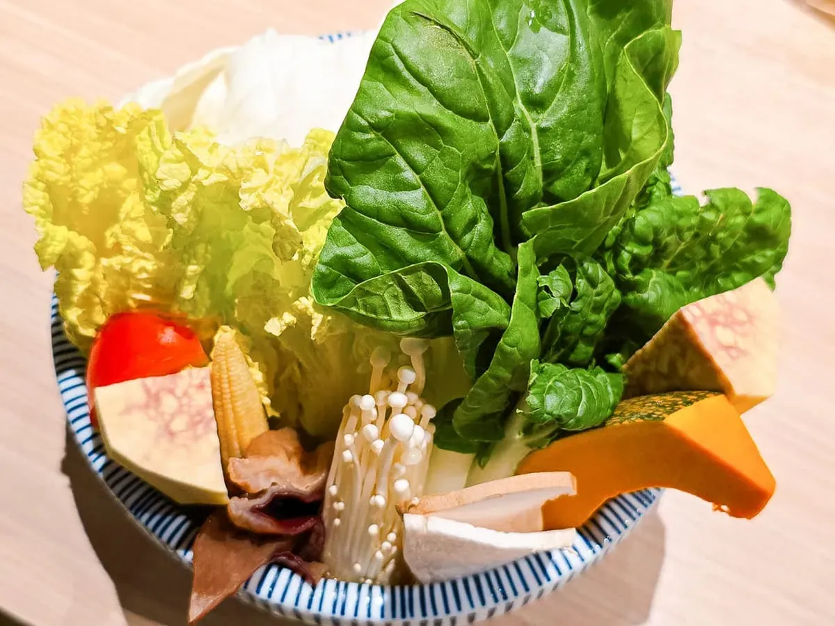 擺盤精緻的五色蔬菜盤，老沙茶強調食材原味的高品質