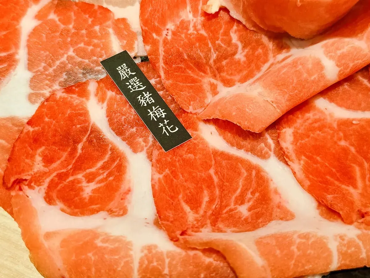 老沙茶嚴選豬梅花肉片，油花分布均勻、鮮嫩不乾柴