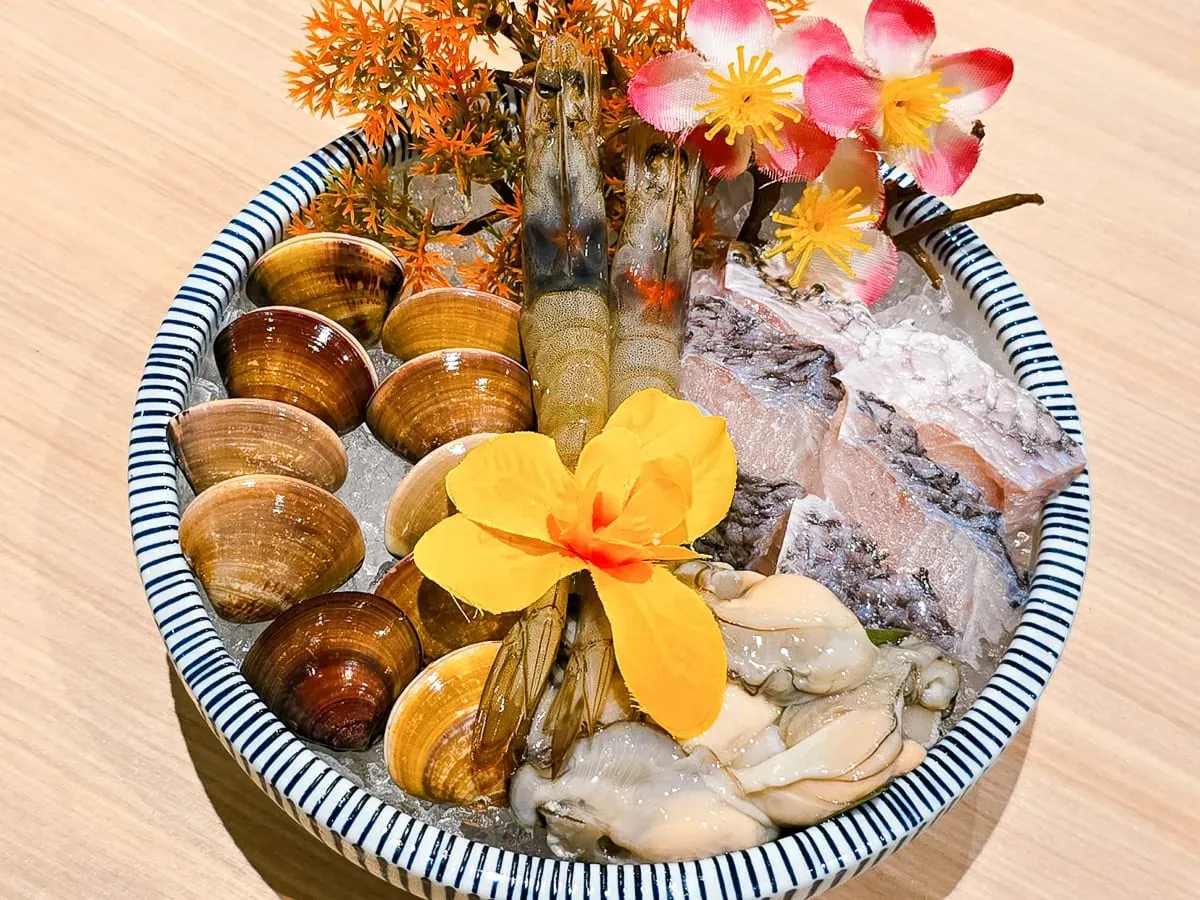 老沙茶海鮮拼盤，嚴選白蝦、鱸魚片、文蛤與肥美鮮蚵