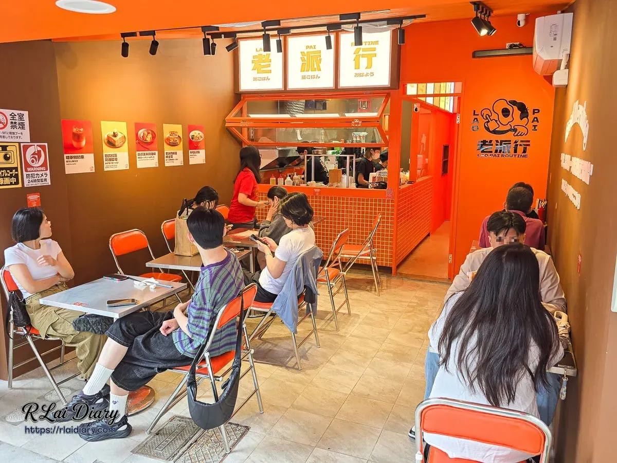老派行台日式早午餐內用餐環境與金屬折疊椅配置