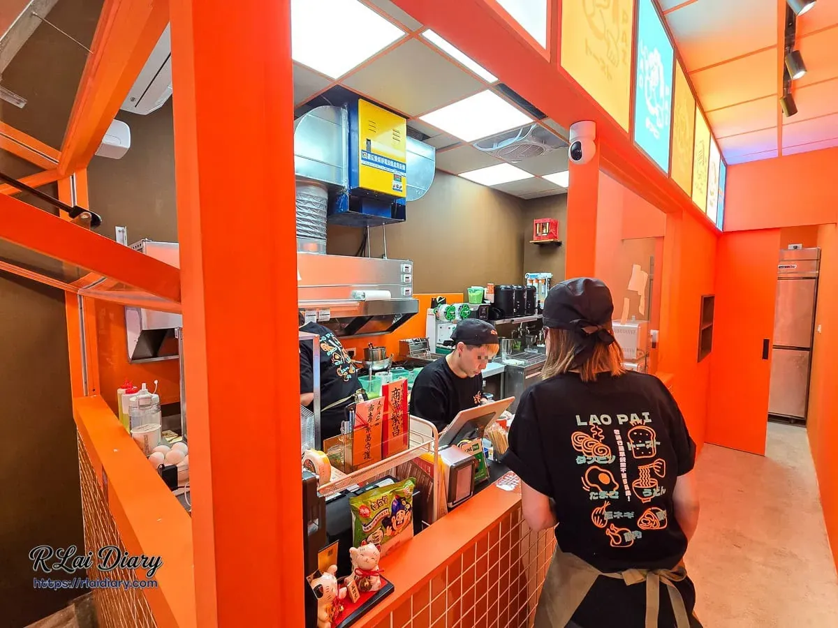 老派行開放式廚房與櫃檯，店員穿著職人制服工作情形