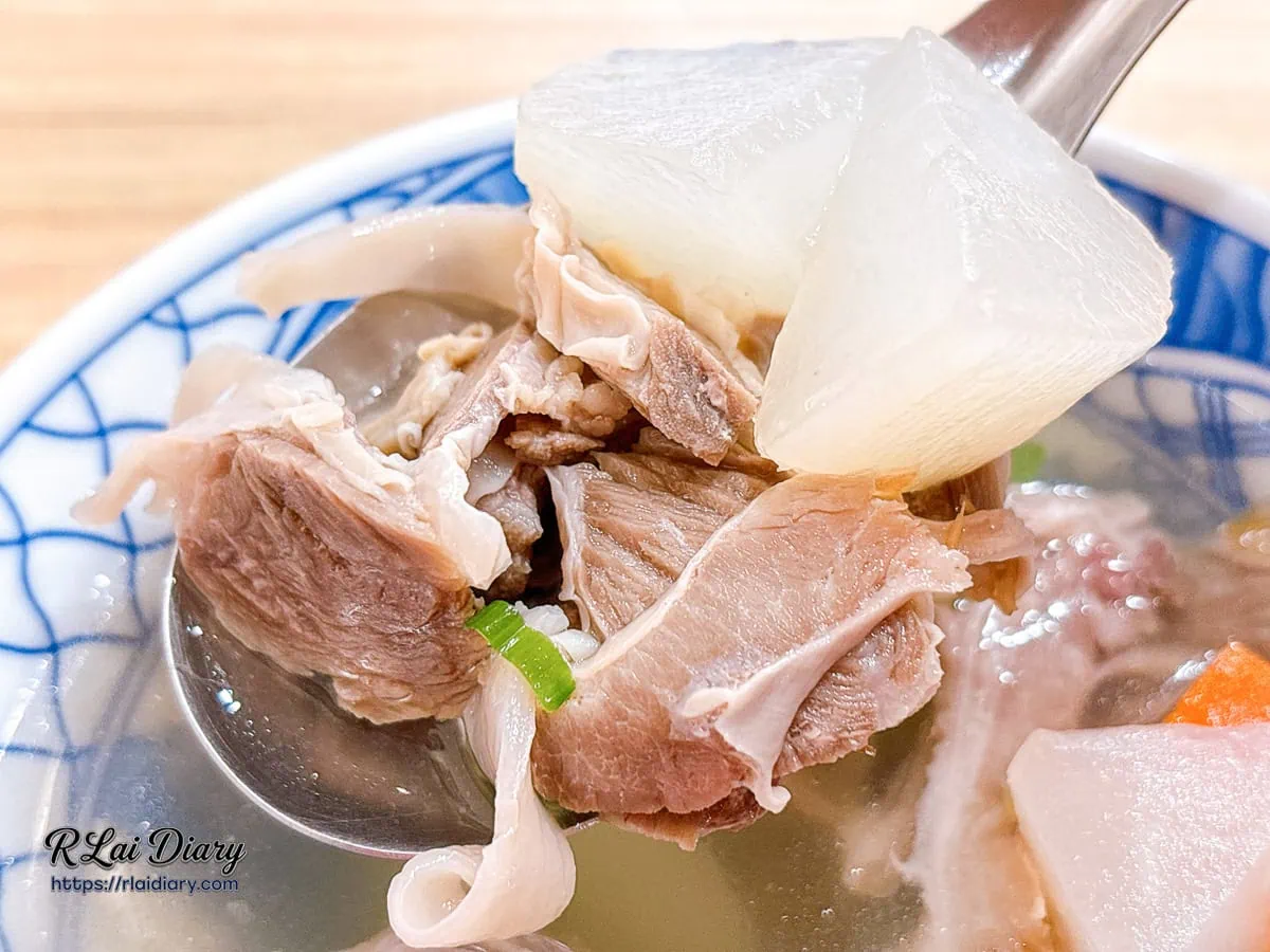 林記飯館大雅店銅板價綜合湯特寫清甜白蘿蔔與帶筋膜隔間肉