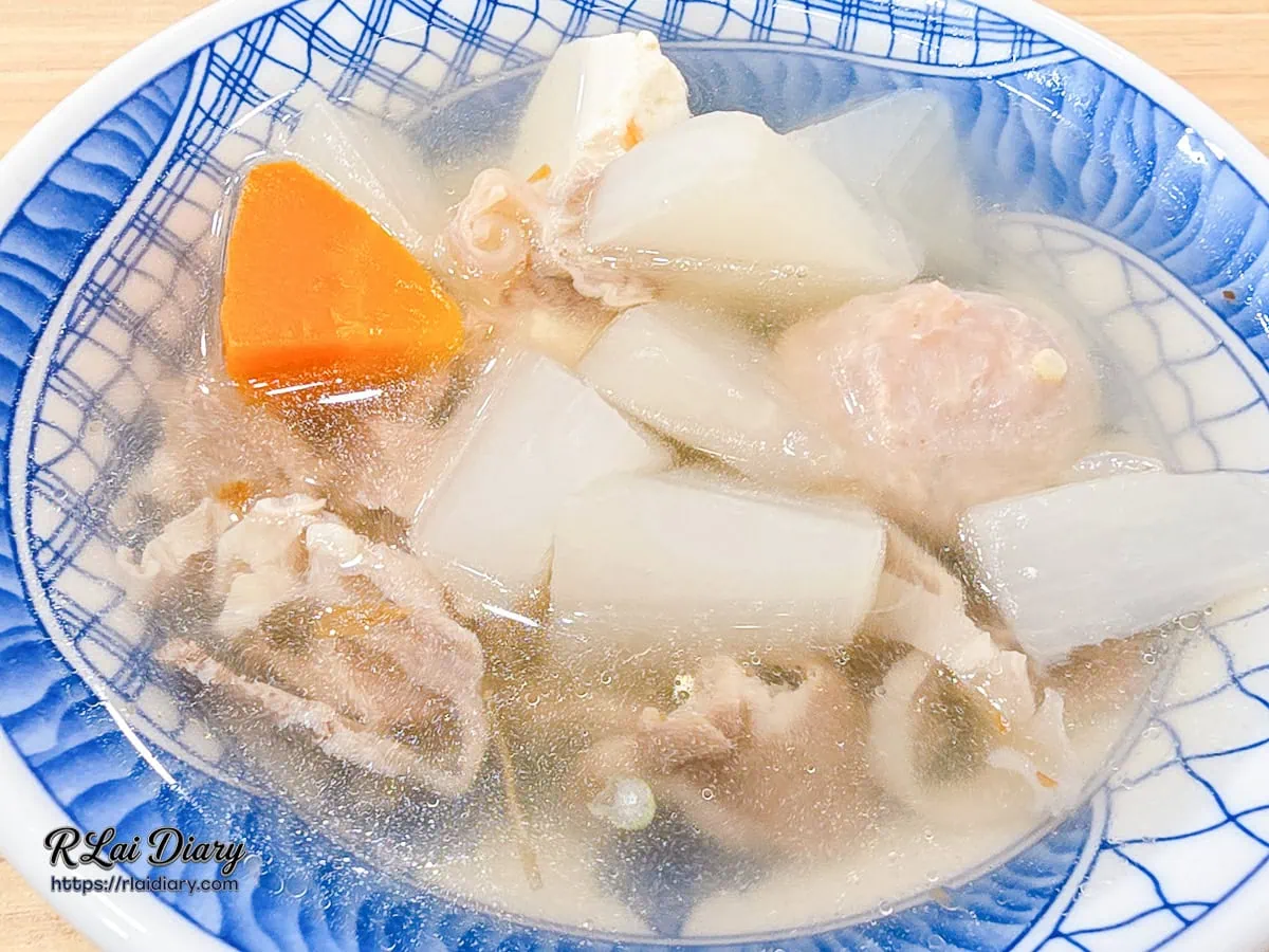 林記飯館大雅店料多滿出來的綜合湯大顆貢丸與隔間肉