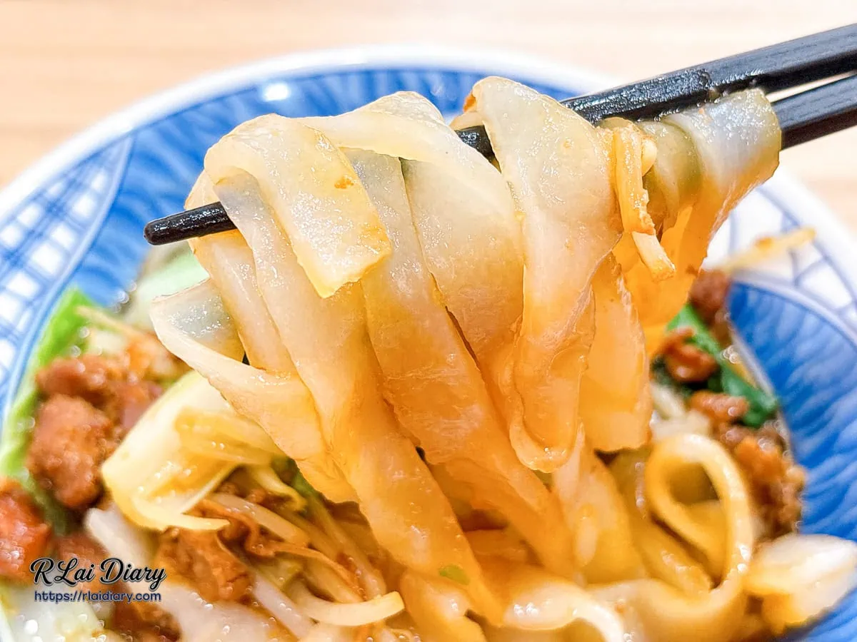 大雅小吃林記飯館大雅店滷肉粄條筷子夾起Q彈寬粄條吸附老滷汁特寫