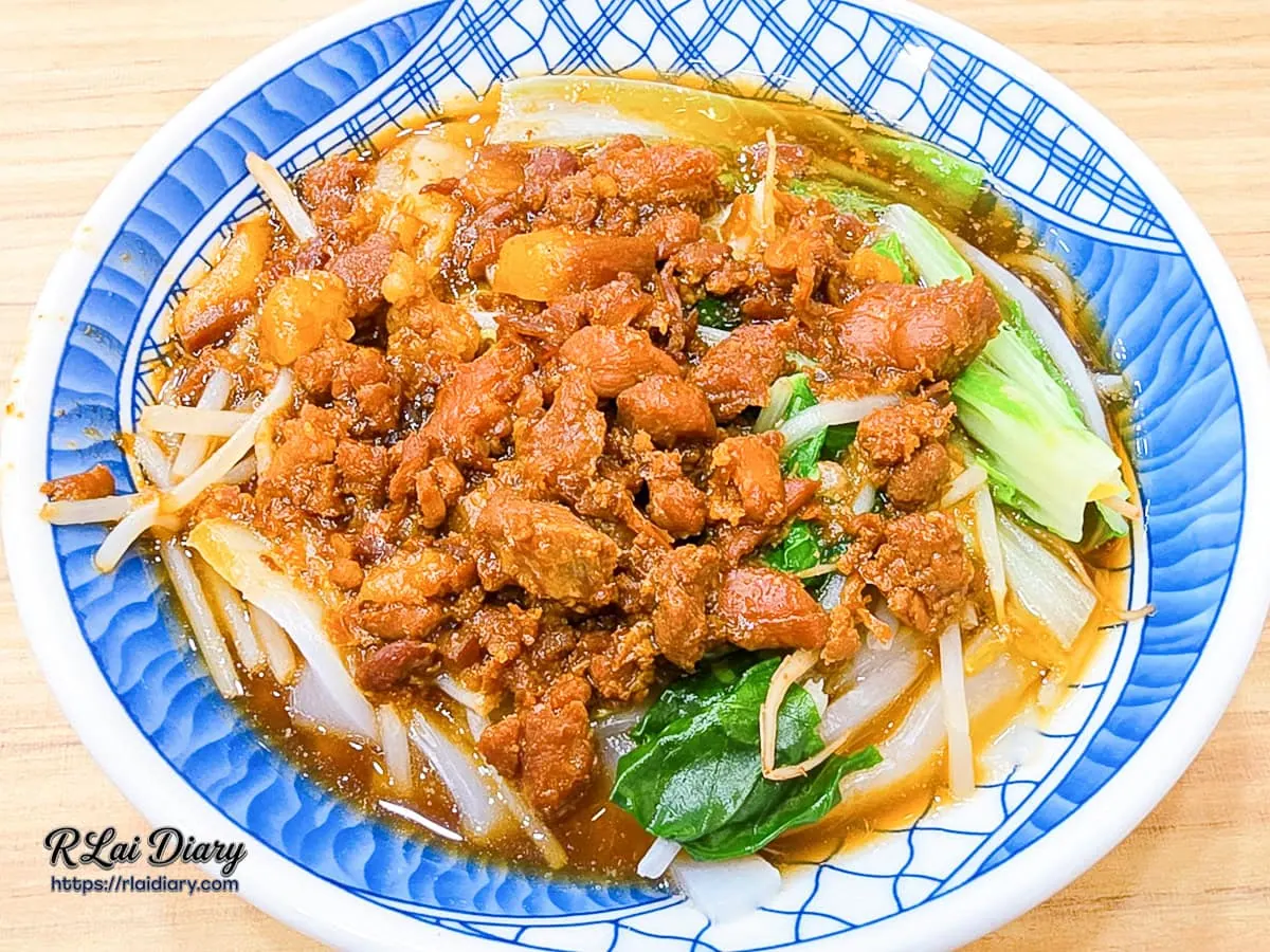 林記飯館大雅店吸附老滷醬汁的滑Q寬粄條與脆口豆芽菜