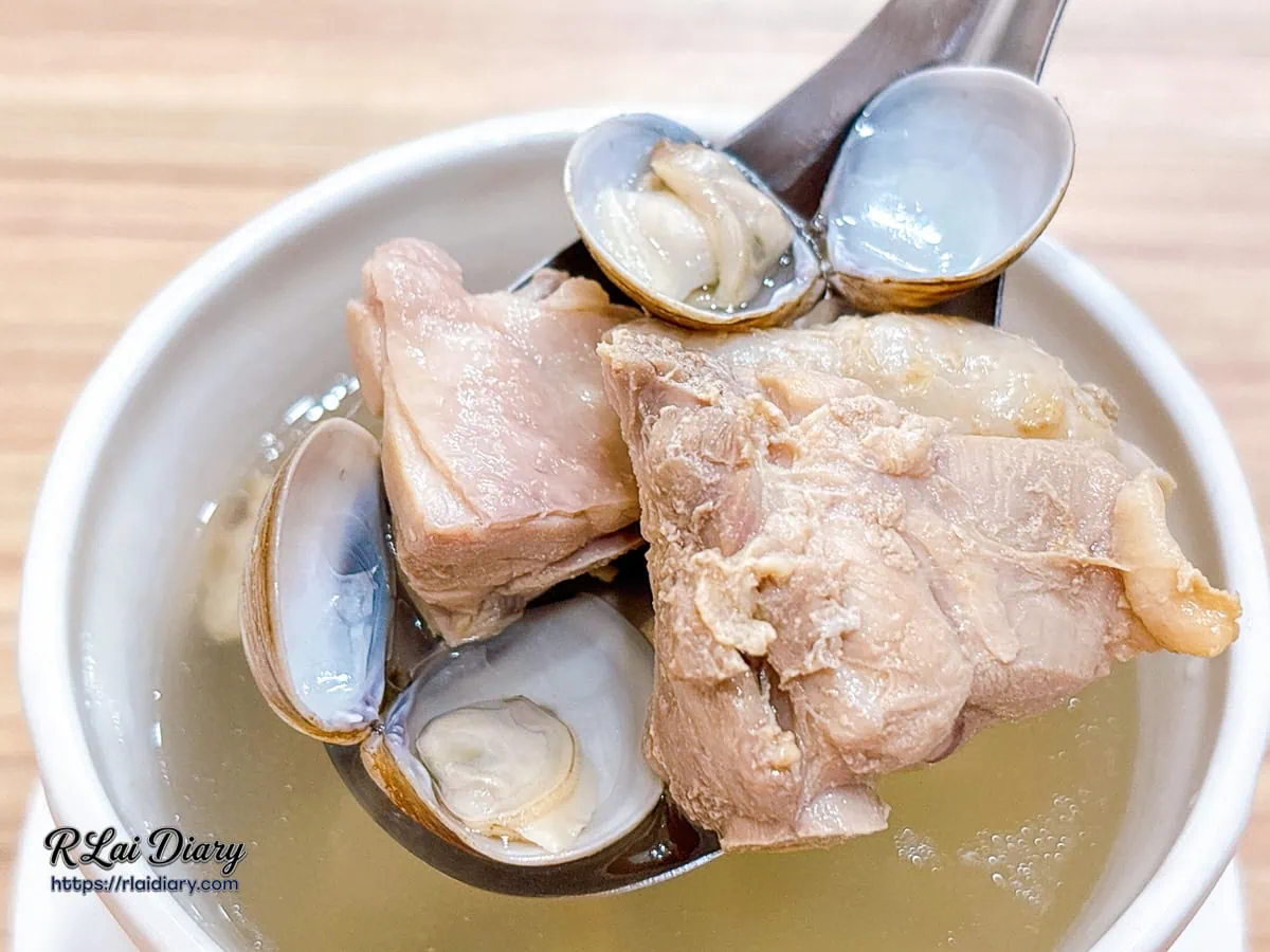 林記飯館大雅店清甜蛤蜊雞湯湯匙特寫飽滿蛤蜊與軟嫩雞肉塊