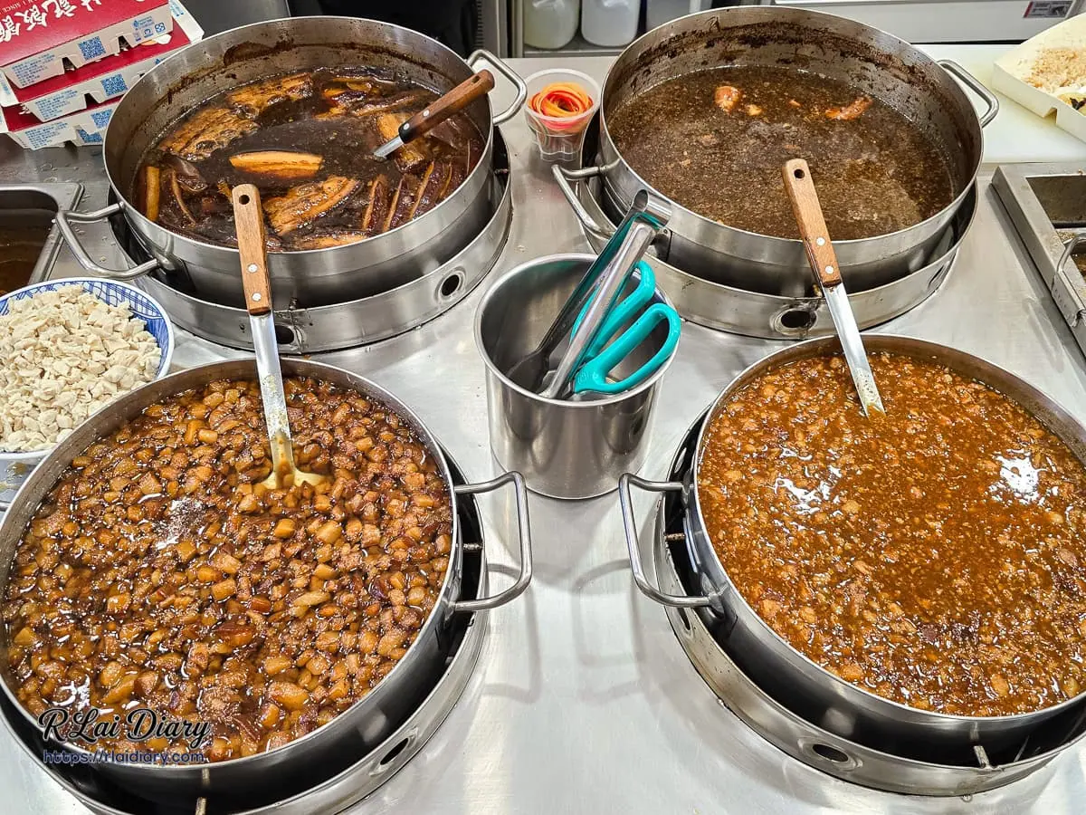 林記飯館大雅店廚房陣容四大口冒著白煙的靈魂老滷鍋