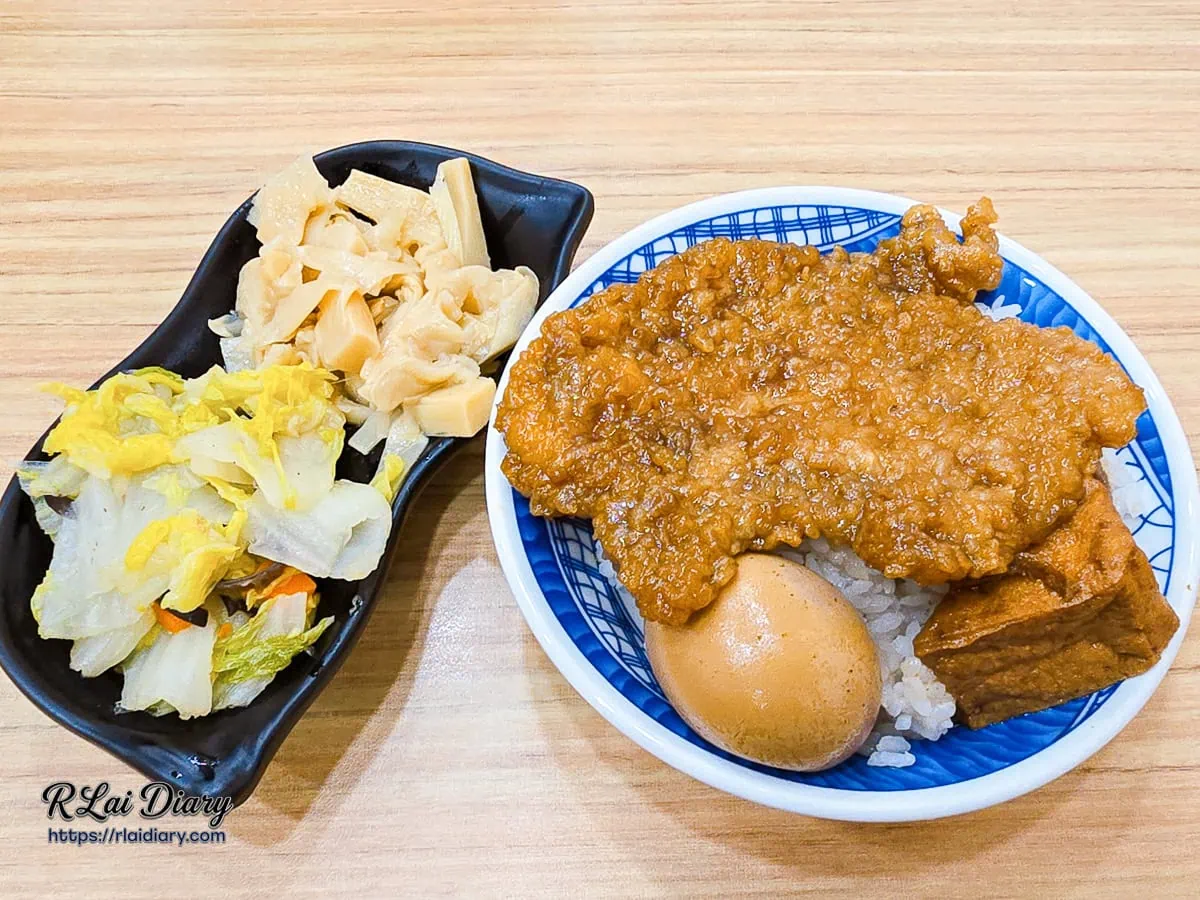 林記飯館大雅店先炸後滷的琥珀色巨大古早味排骨便當
