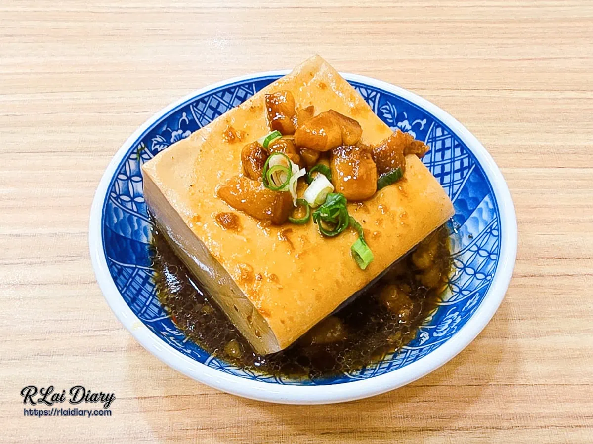 大雅小吃林記飯館水嫩多汁滷豆腐澆淋招牌肥肉丁與蔥花