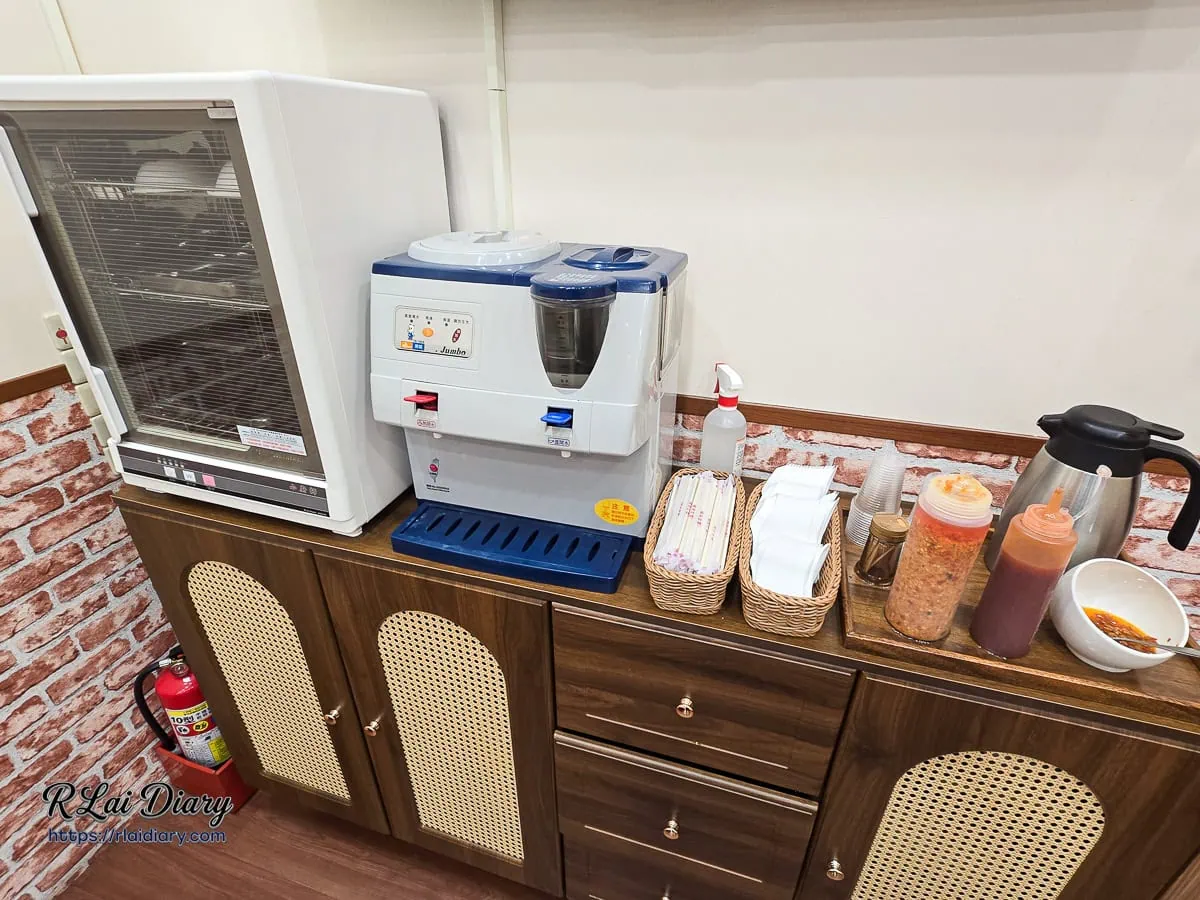 林記飯館大雅店乾淨衛生的自助餐具區與特製辣醬檯面