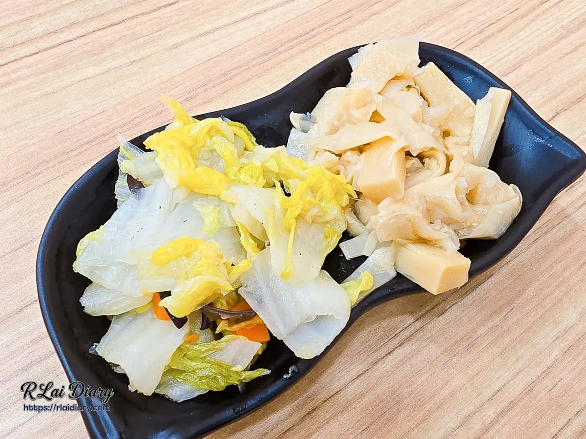 林記飯館大雅店清爽解膩的便當配菜白菜滷與滷筍絲