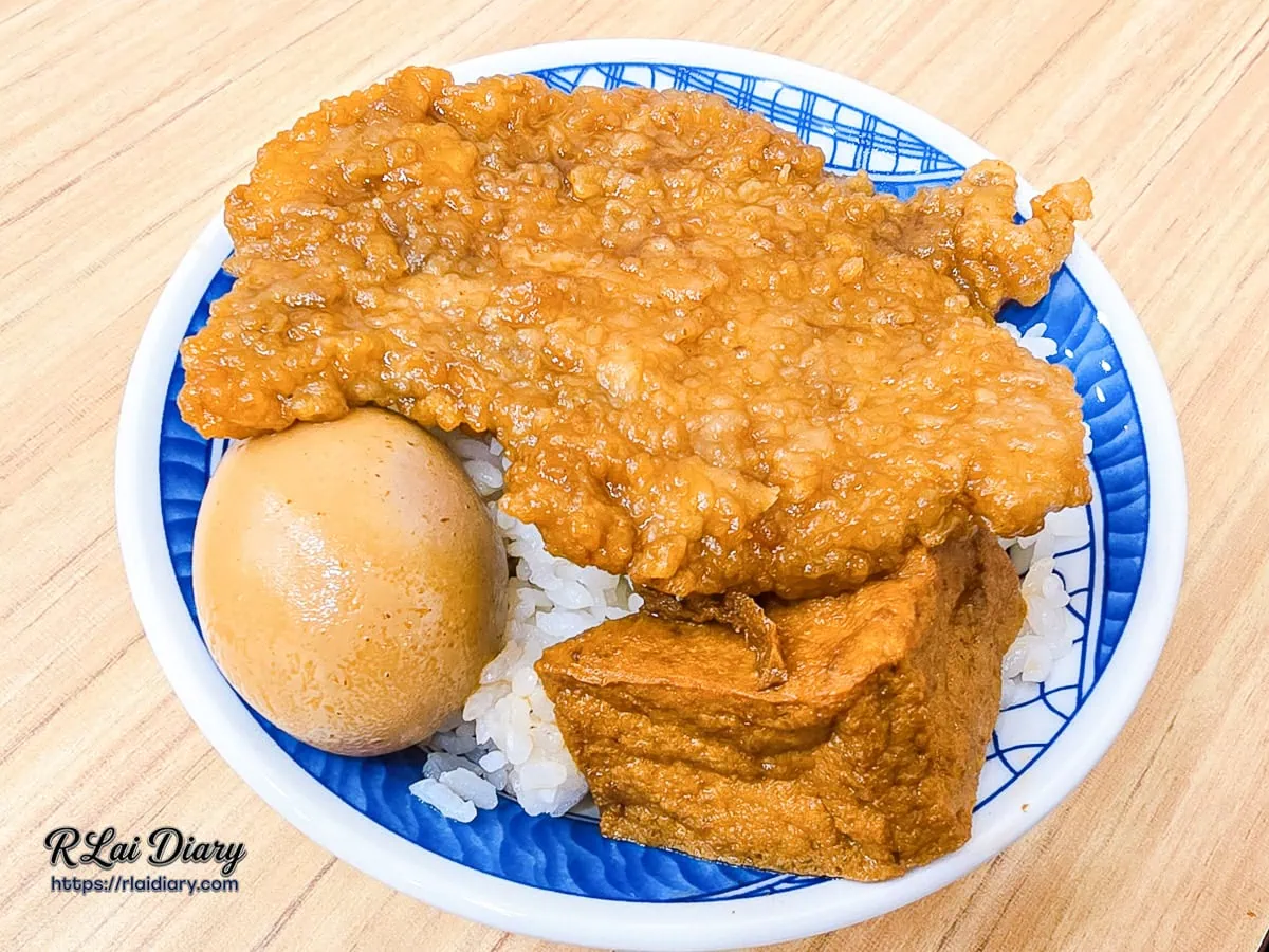 林記飯館大雅店厚實多汁排骨蓋滿整碗白飯與靈魂滷蛋