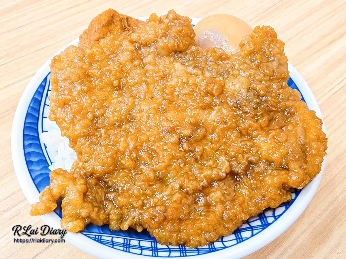 林記飯館大雅店沾附鹹甜老滷汁的古早味排骨肉質特寫