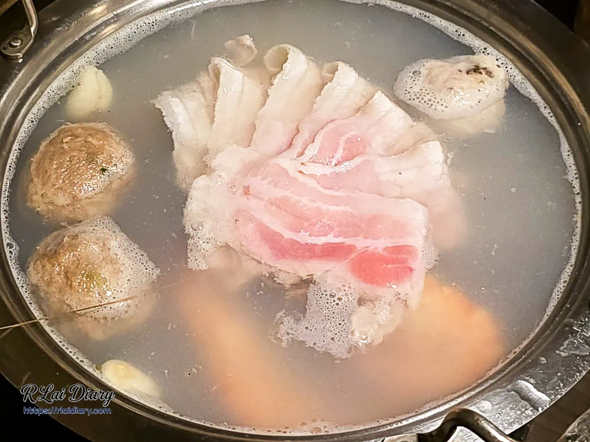 中和火鍋推薦-黃金蜆鍋涮煮肉片與貢丸