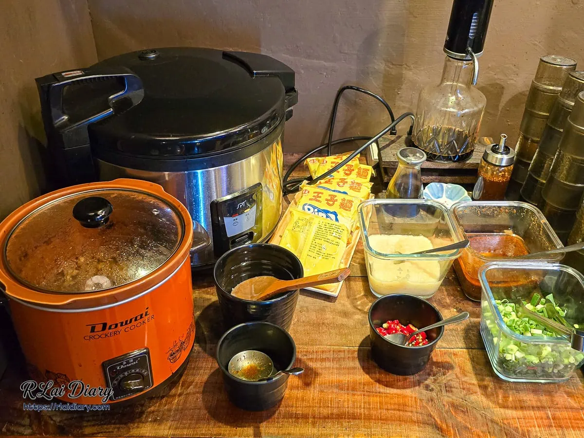 食二日式燒肉中和店-醬料區與滷肉飯自助吧