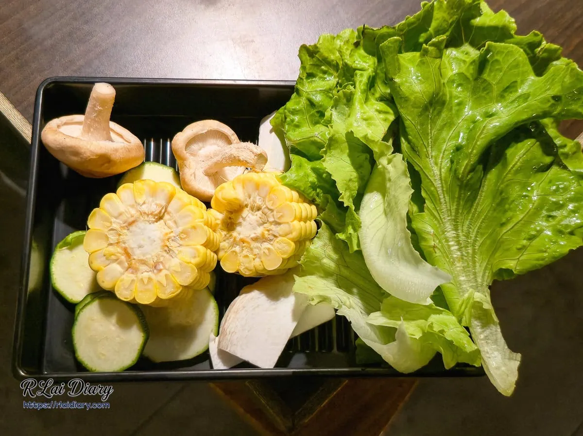 食二火烤兩吃吃到飽-新鮮翠綠生菜與櫛瓜香菇菜盤