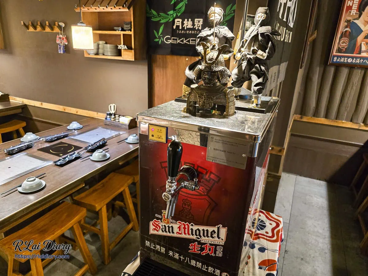 食二日式燒肉中和店-生力生啤酒機與日本武士裝飾