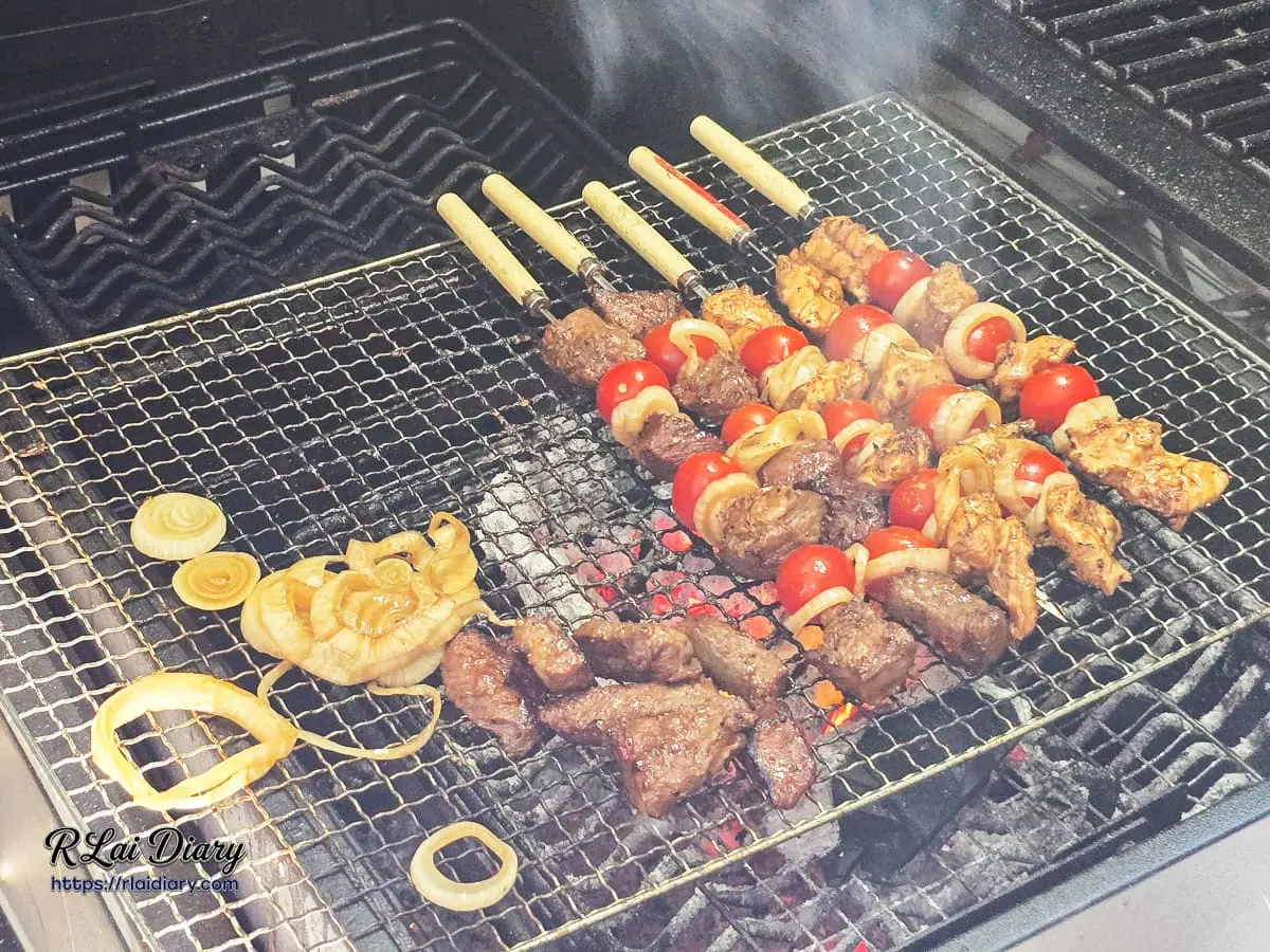 經典俄羅斯烤肉重現：炭火高溫直烤爆汁牛肉串與鮮甜洋蔥番茄