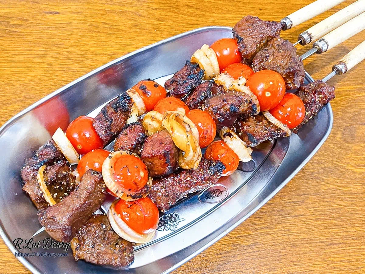 靈魂炭火直烤：鎖住飽滿肉汁與炭火燻香的經典俄羅斯牛肩胛肉串