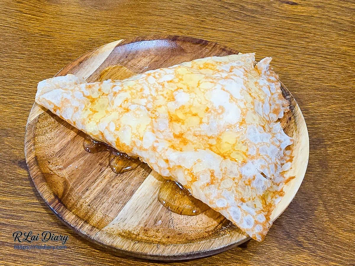 俄羅斯烤肉咖啡廳必點甜點：淋上蜂蜜的新鮮芒果可麗餅