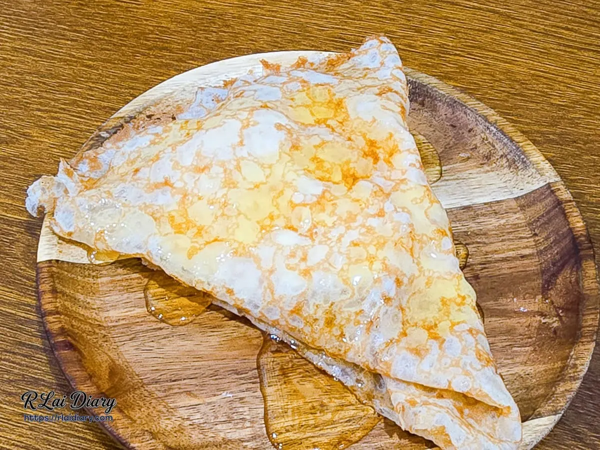 台北大安區下午茶推薦：煎至金黃微焦餅皮的新鮮芒果可麗餅俯視圖