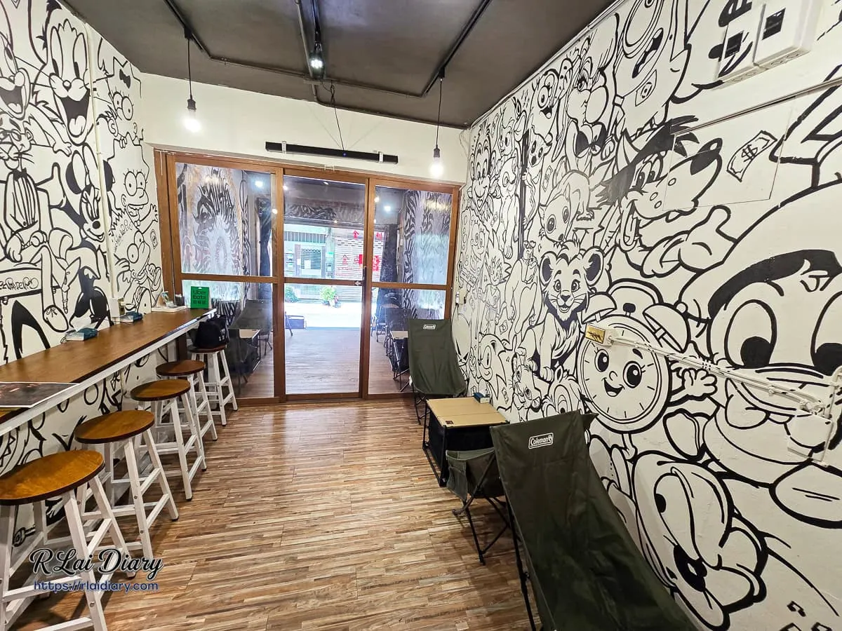 通化街特色餐廳環境：結合動漫塗鴉牆與高腳吧台的俄羅斯烤肉店